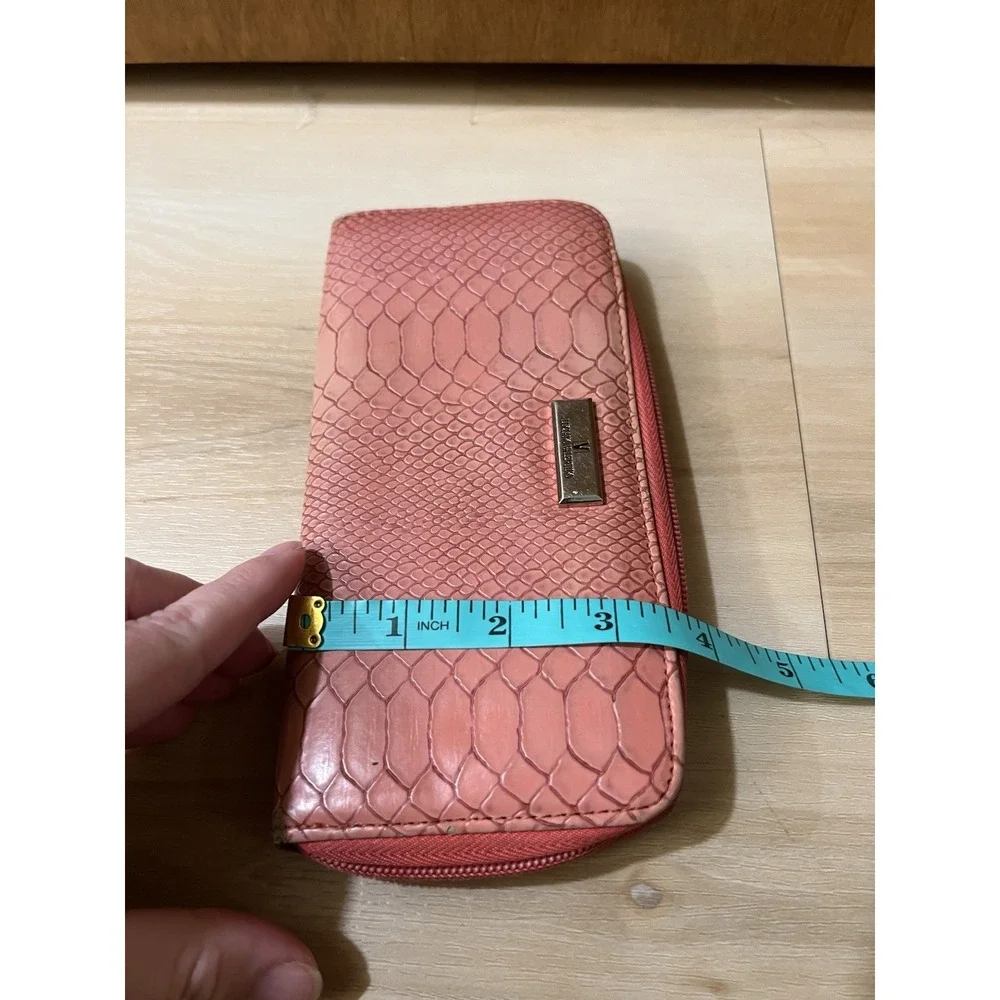 Luciano Valentino Pink‎ Embossed Accordian Zippy Wallet Zip Card Slots Pockets